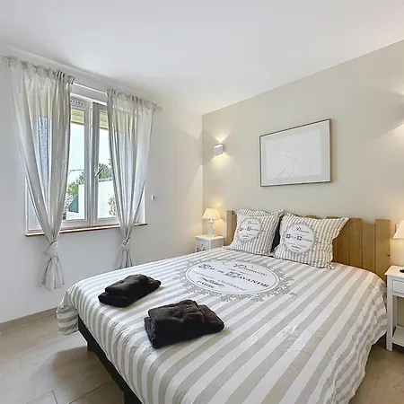 Дом отдыха Charmante Maison 2 Avec Cour Et Jardin Sainte-Savine